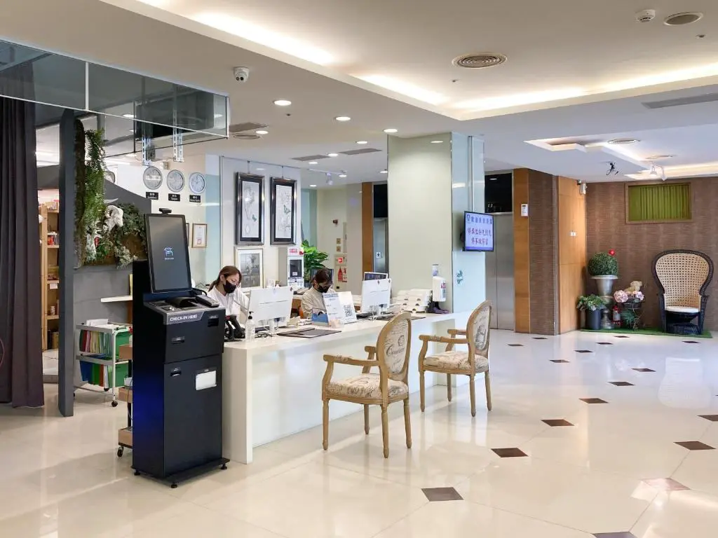承攜行旅學產文教會館高雄美術館客房風格精緻簡約，寬敞的空間設計，提供乾淨、安全的住宿空間，部份房間配有免治馬桶設施，貼心提供友善住宿需求。
大廳公共空間以熱帶雨林妝點，提供不同以往的視覺體驗，讓入住的旅客能感受最放鬆的異國氛圍，並規劃旅客喜愛的健身房等休閒空間，提供入住旅客能有多元的休憩選擇。