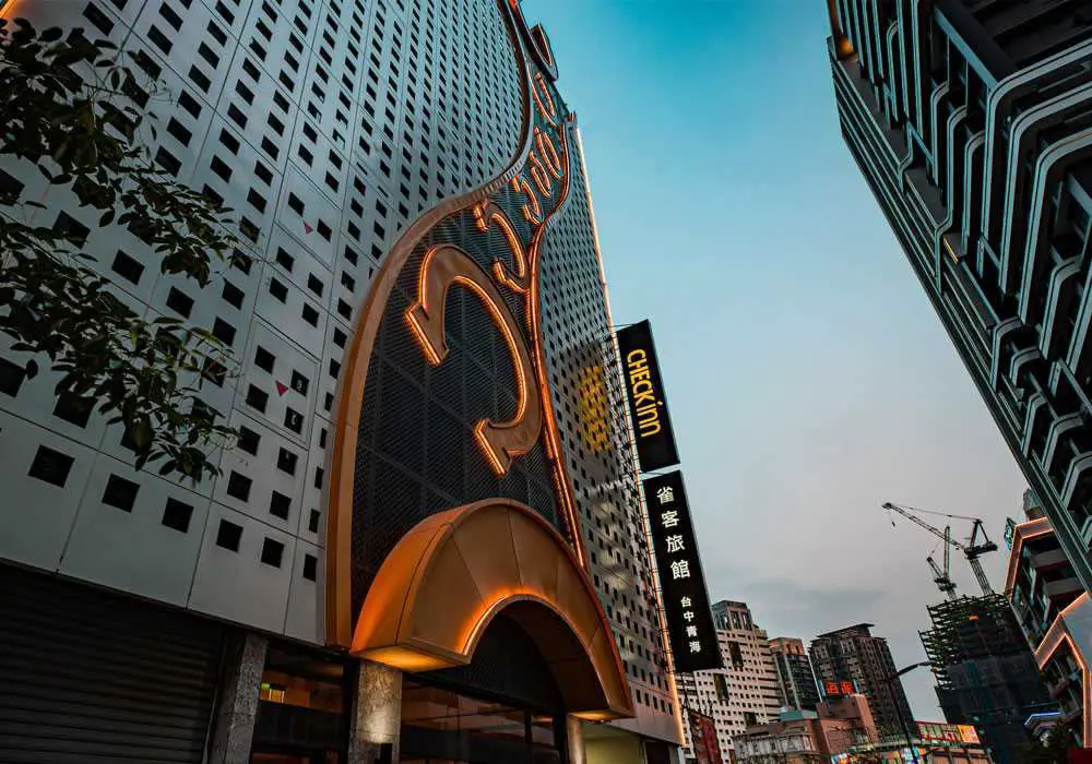 雀客旅館台中青海位於台中市中心，鄰近74快速道路以及國道一號，對於商務或自駕的乘客，皆是不錯的交通便利首選，且飯店鄰近逢甲商圈、國家歌劇院、百貨公司，隨時都可以輕鬆安排台中一日遊，盡情探索周邊景點、充分體驗在地文化。