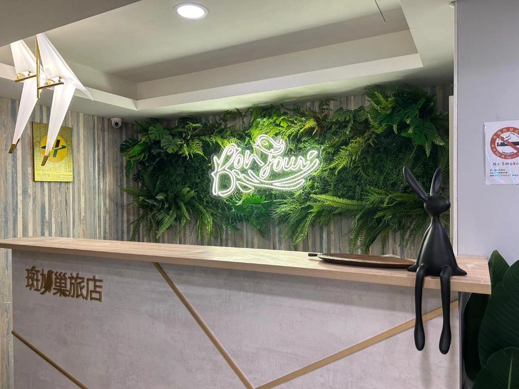 "位於台中市中心，全館禁菸，所有現代化客房均提供免費 WiFi。住宿交通便利，距離一中街夜市 6 分鐘車程。館內設有 24 小時接待櫃台。
客房均提供空調、平面電視和免費茶／咖啡沖泡設備。套房設有休息區。私人衛浴配備淋浴設施或浴缸。
 台中朝聖行旅距離台中火車站 12 分鐘車程。國立自然科學博物館和國立台灣美術館均距離飯店 15 分鐘車程。距離台中國際機場 40 分鐘車程。"							