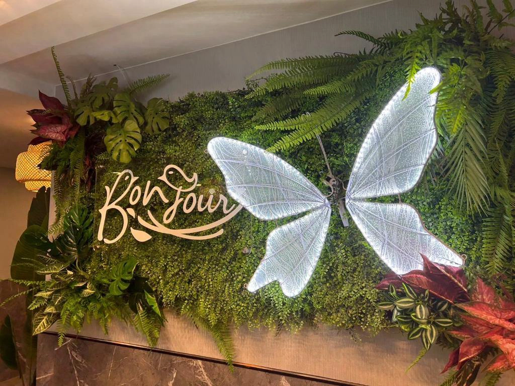 "位於台中市中心，全館禁菸，所有現代化客房均提供免費 WiFi。住宿交通便利，距離一中街夜市 6 分鐘車程。館內設有 24 小時接待櫃台。
客房均提供空調、平面電視和免費茶／咖啡沖泡設備。套房設有休息區。私人衛浴配備淋浴設施或浴缸。
 台中朝聖行旅距離台中火車站 12 分鐘車程。國立自然科學博物館和國立台灣美術館均距離飯店 15 分鐘車程。距離台中國際機場 40 分鐘車程。"							