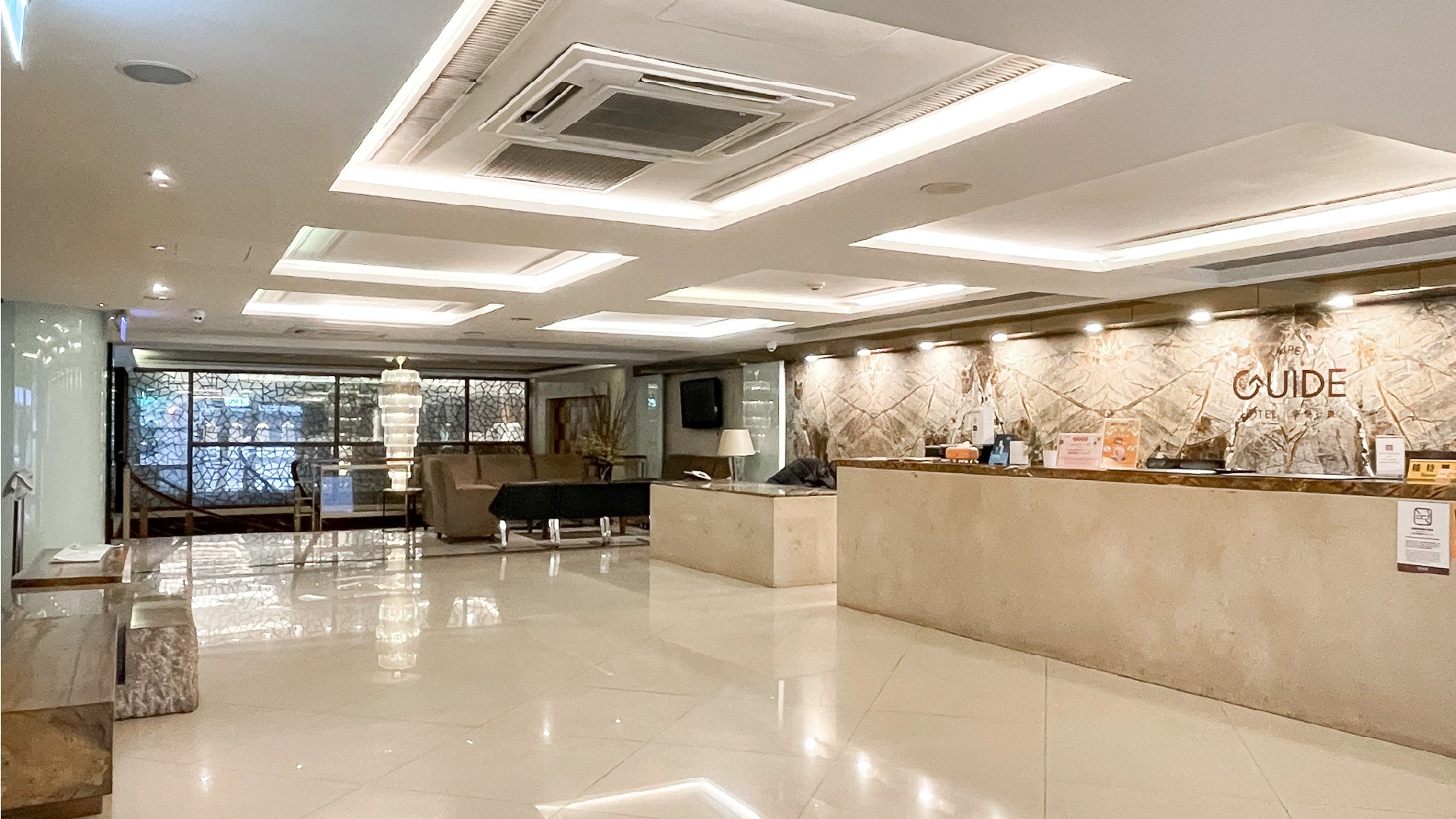 處在台北東區的精華地段，台北館距離捷運南京三民站僅五分鐘路程，鄰近松山文創園區、小巨蛋、世貿展覽館、台北101等商務觀光景點，讓旅人能悠遊的在台北漫步，欣賞台北的每一個角落，增添每一分精彩的回憶。
現代禪風的設計，為繁華鬧區點綴了人文藝術的氣息，旅人在台北館駐足，藝術大師作品一一映入眼簾，透過後現代設計與大師對話，感受最原始的藝術生命力。推開客房迎面而來的日式禪風氛圍，緩和行程的疲憊。不容錯過的頂樓天台，擁有信義區的天際線視野，更是本館獨家的景致。

旅宿代碼：臺北市旅館003號