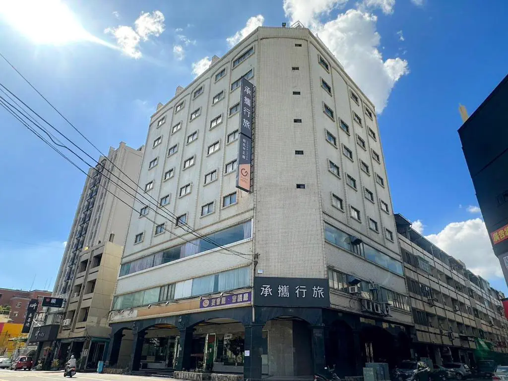 環境雅緻，曾為地區性指標商務旅館，提供商務差旅優質舒適的行動辦公室體驗。位於彰化市中心周邊環境機能性高，可隨處品嚐在地小吃、輕易抵達觀光景點，是探索城市的絕佳住宿點。