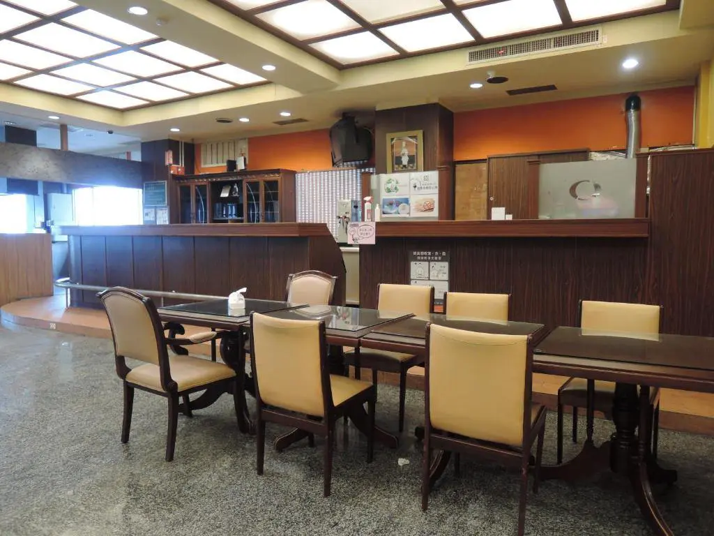 環境雅緻，曾為地區性指標商務旅館，提供商務差旅優質舒適的行動辦公室體驗。位於彰化市中心周邊環境機能性高，可隨處品嚐在地小吃、輕易抵達觀光景點，是探索城市的絕佳住宿點。