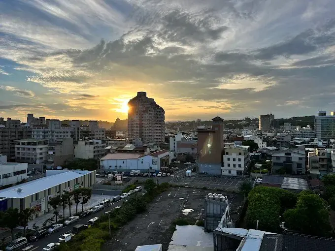 環境雅緻，曾為地區性指標商務旅館，提供商務差旅優質舒適的行動辦公室體驗。位於彰化市中心周邊環境機能性高，可隨處品嚐在地小吃、輕易抵達觀光景點，是探索城市的絕佳住宿點。