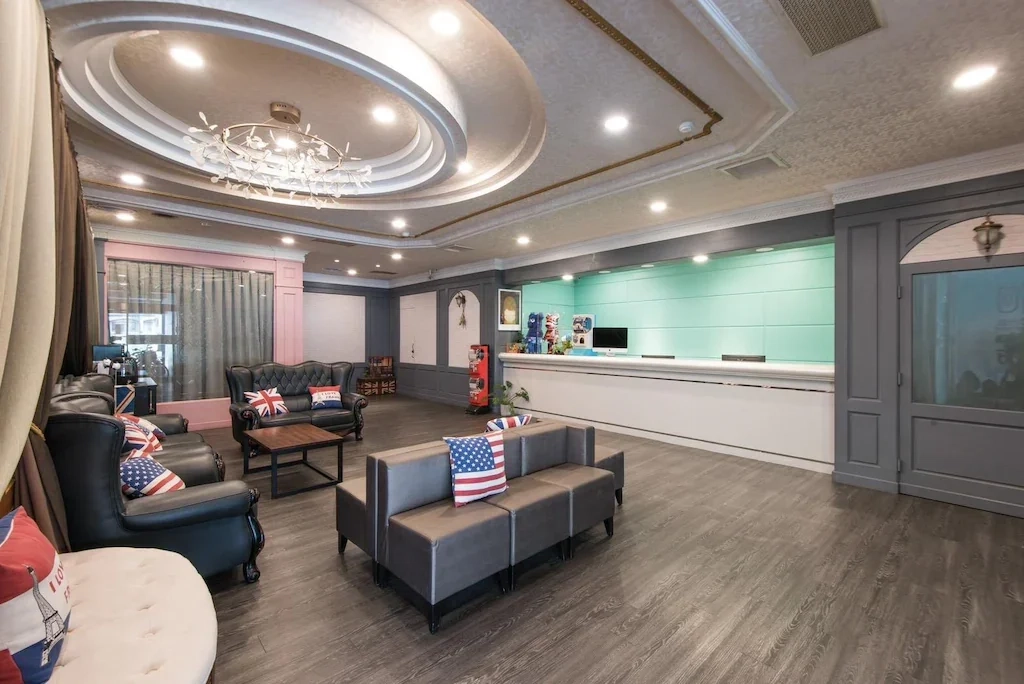 嘉義洄嘉居行旅 以洄嘉(回家)為主軸，打造在外地也有回家的感受：親切的服務人員把溫暖與熱情帶給在外地遊玩或工作的旅人。旅店提供多種房型供旅人挑選與提供五星等級的洗沐備品。『洄嘉您好～歡迎回家』一直都是我們秉持的服務精神。