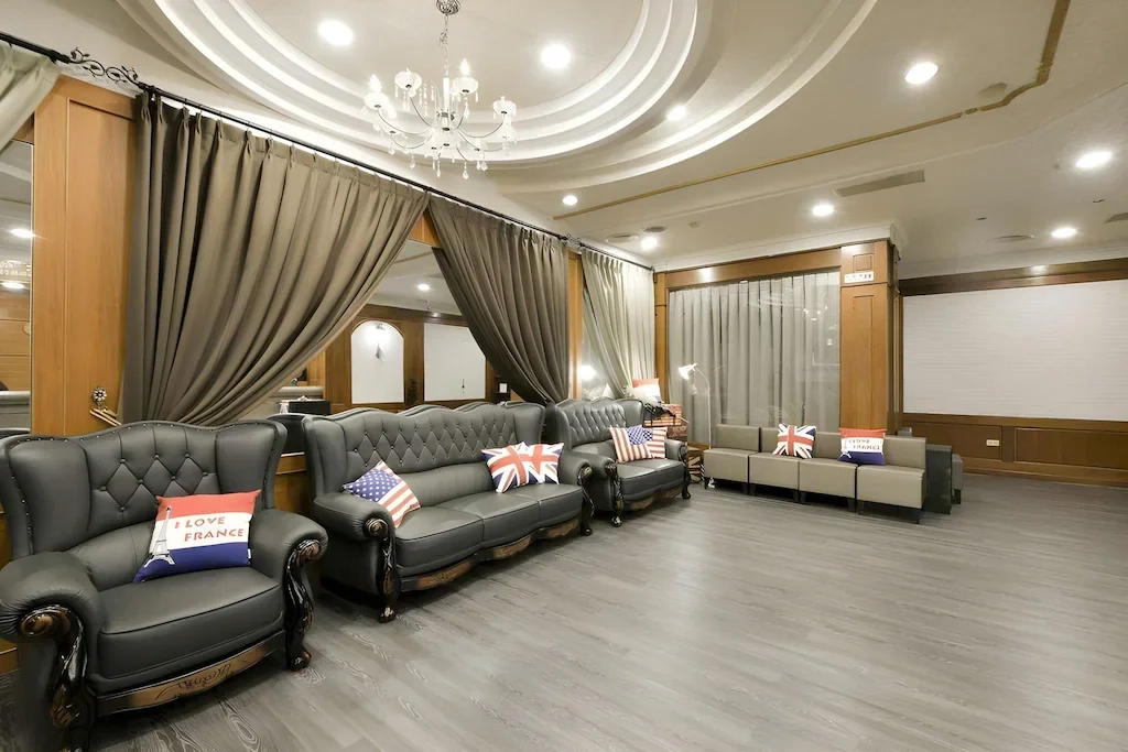 嘉義洄嘉居行旅 以洄嘉(回家)為主軸，打造在外地也有回家的感受：親切的服務人員把溫暖與熱情帶給在外地遊玩或工作的旅人。旅店提供多種房型供旅人挑選與提供五星等級的洗沐備品。『洄嘉您好～歡迎回家』一直都是我們秉持的服務精神。