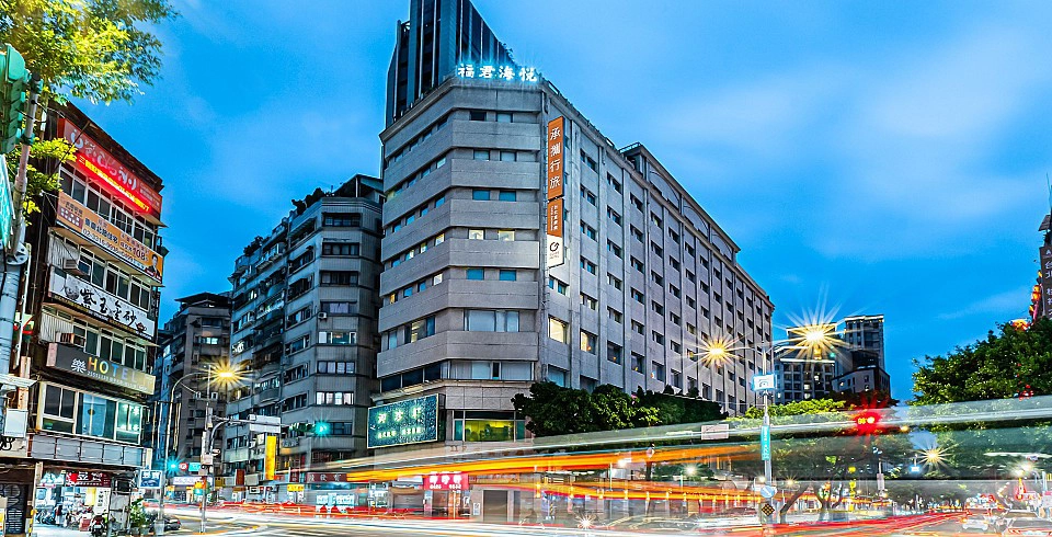 承攜旅館台北重慶館，位於交通便捷、周邊機能佳的區域，鄰近捷運北門站、台北轉運站等交通核心地帶，毗鄰大稻埕和台北車站商圈，讓旅客可以輕鬆品嚐在地小吃，並方便快速到達周邊觀光景點。
全館設有近200間客房，多種房型滿足不同旅客住宿需求，無論是商務差旅還是家庭旅行，都是最佳選擇！為了舒緩旅客在外一整天的辛勞，館內房間配有乾濕分離衛浴設備、部分房型附浴缸及電視，回到房間也能夠好好放鬆。

→附近景點台北車站商圈、國立臺灣博物館鐵道部、台北地下街、大稻埕、迪化街永樂市場

旅宿代碼：臺北市旅館131號