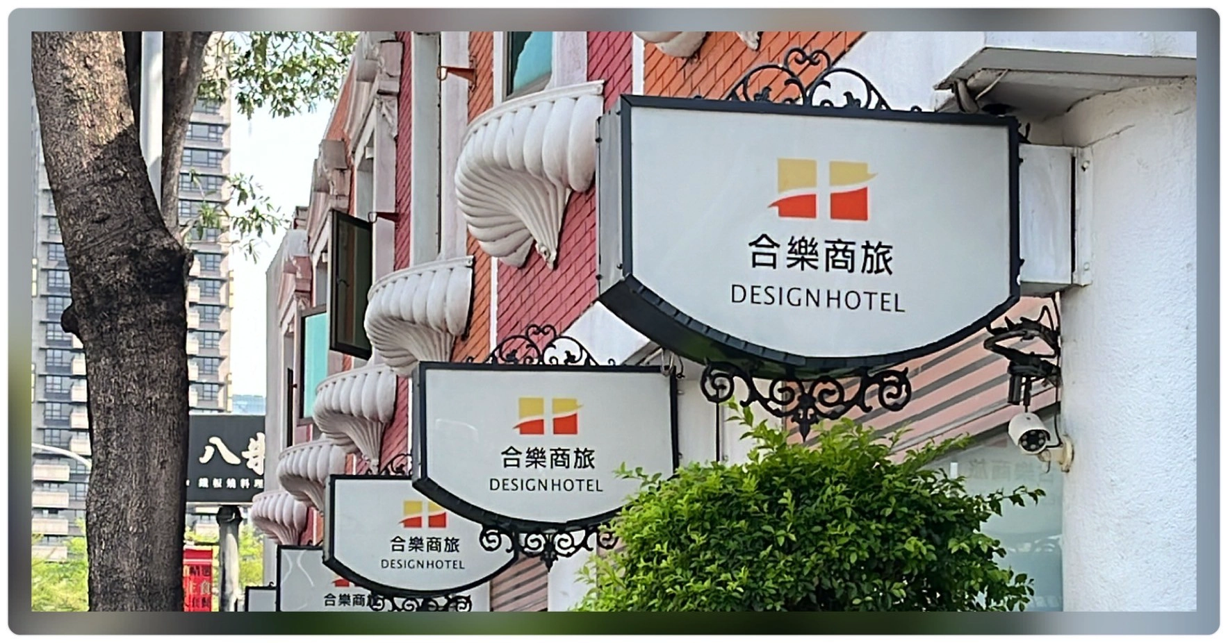 本館矗立在台中市區七期重劃區內,在最佳的配設位置鄰近台灣大道座落朝馬路上。鬧中取靜,交通便利,城市中唯美勝地,優而美的清淨空間。
館內設施新穎時尚,室內空間寬敞,創造唯美的幸福空間享受盡善盡美的空間設備,
我們盡一切努力提供最優質的服務和最優良的設施。
用心提供旅客最高品質的住宿感受;期待每一位賓客的蒞臨體驗。