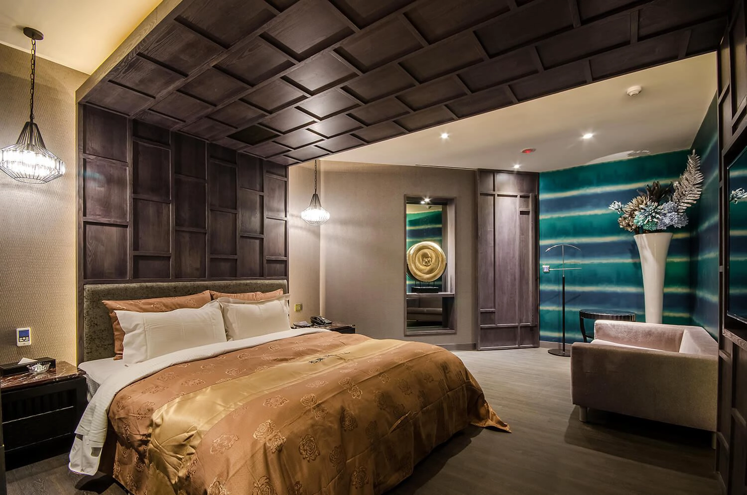 本館矗立在台中市區七期重劃區內，在最佳的配設位置鄰近台灣大道座落朝馬路上。鬧中取靜，交通便利，城市中唯美勝地，優而美的清淨空間。

館內設施新穎時尚，室內空間寬敞，創造唯美的幸福空間享受盡善盡美的空間設備，

我們盡一切努力提供最優質的服務和最優良的設施。

用心提供旅客最高品質的住宿感受；期待每一位賓客的蒞臨體驗。