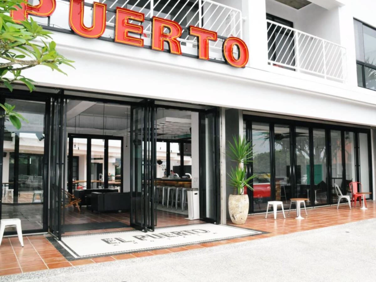 EL PUERTO墾丁泊途會館位於屏東縣恆春鎮，距離鵝鑾鼻燈塔只要5分鐘車程，對面是知名砂島生態保護區及貝殼砂展示館，交通便捷，周圍寧靜。
大面落地窗一覽無敵海景，躺在床上看著海發呆，或是到陽台上，吹吹風曬太陽，享受南灣的獨特風情，都是絕佳的享受。
寬闊的客廳區，不管是大人小孩都可以在裡面追趕跑跳，不受空間的拘束，提供最自由的住宿體驗！