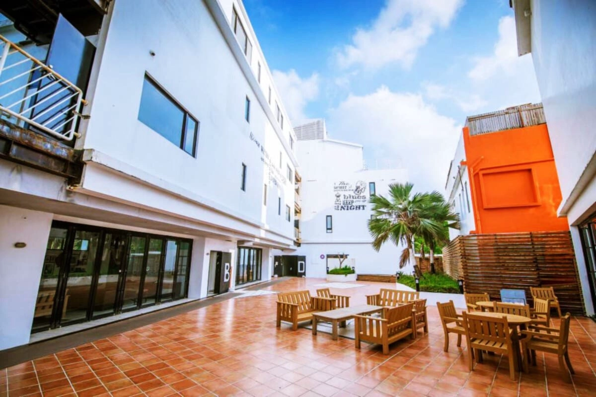 EL PUERTO墾丁泊途會館位於屏東縣恆春鎮，距離鵝鑾鼻燈塔只要5分鐘車程，對面是知名砂島生態保護區及貝殼砂展示館，交通便捷，周圍寧靜。
大面落地窗一覽無敵海景，躺在床上看著海發呆，或是到陽台上，吹吹風曬太陽，享受南灣的獨特風情，都是絕佳的享受。
寬闊的客廳區，不管是大人小孩都可以在裡面追趕跑跳，不受空間的拘束，提供最自由的住宿體驗！