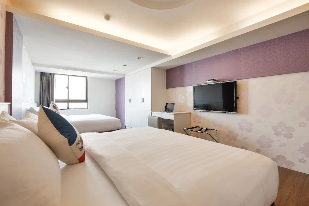 位於台中市中心，全館禁菸，所有現代化客房均提供免費 WiFi。住宿交通便利，距離一中街夜市 6 分鐘車程。館內設有 24 小時接待櫃台。
客房均提供空調、平面電視和免費茶／咖啡沖泡設備。套房設有休息區。私人衛浴配備淋浴設施或浴缸。
 台中朝聖行旅距離台中火車站 12 分鐘車程。國立自然科學博物館和國立台灣美術館均距離飯店 15 分鐘車程。距離台中國際機場 40 分鐘車程。