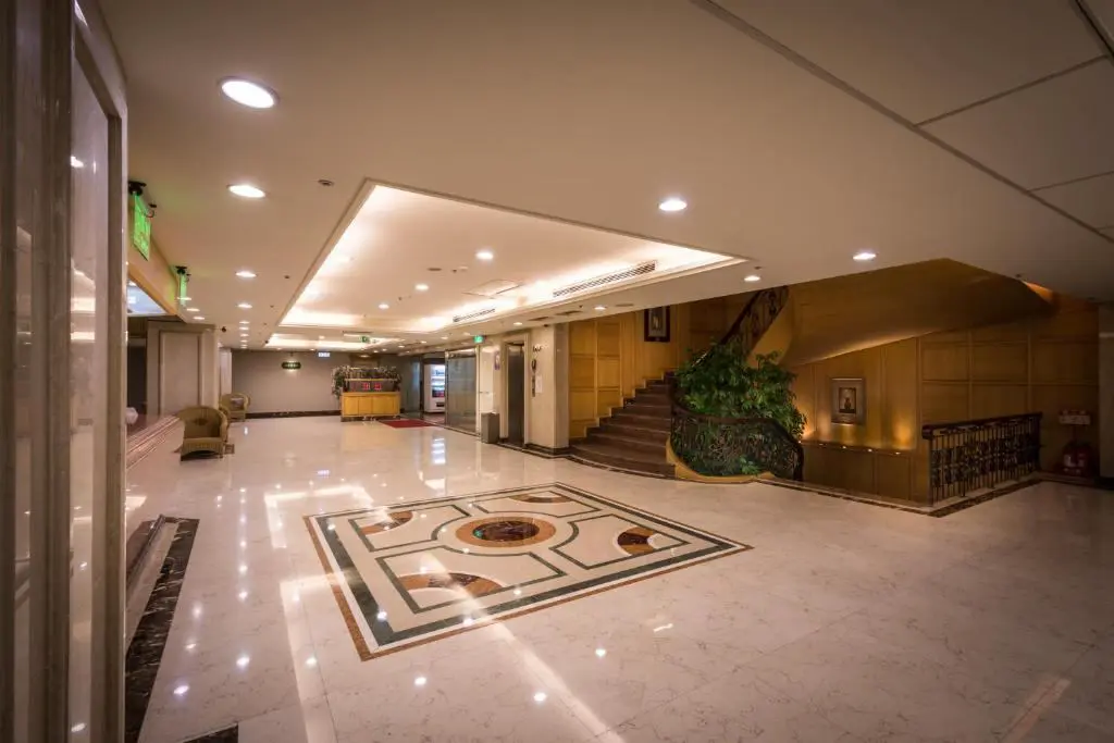 承攜行旅中壢中正館位於中壢火車站精華商圈，交通便利、生活機能佳，無論是洽公商旅或是旅遊規劃，絕對是最佳的選擇。
踏入大廳，映入眼簾的是精心設計的日式庭園造景，房內採簡約設計風格，空間寬敞宜人，提供旅客愜意舒適的住宿環境。

旅宿代碼：桃園市旅館024號