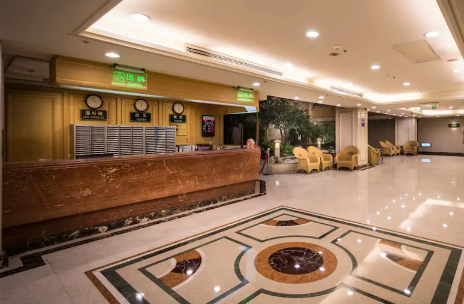 承攜行旅中壢中正館位於中壢火車站精華商圈，交通便利、生活機能佳，無論是洽公商旅或是旅遊規劃，絕對是最佳的選擇。
踏入大廳，映入眼簾的是精心設計的日式庭園造景，房內採簡約設計風格，空間寬敞宜人，提供旅客愜意舒適的住宿環境。

旅宿代碼：桃園市旅館024號