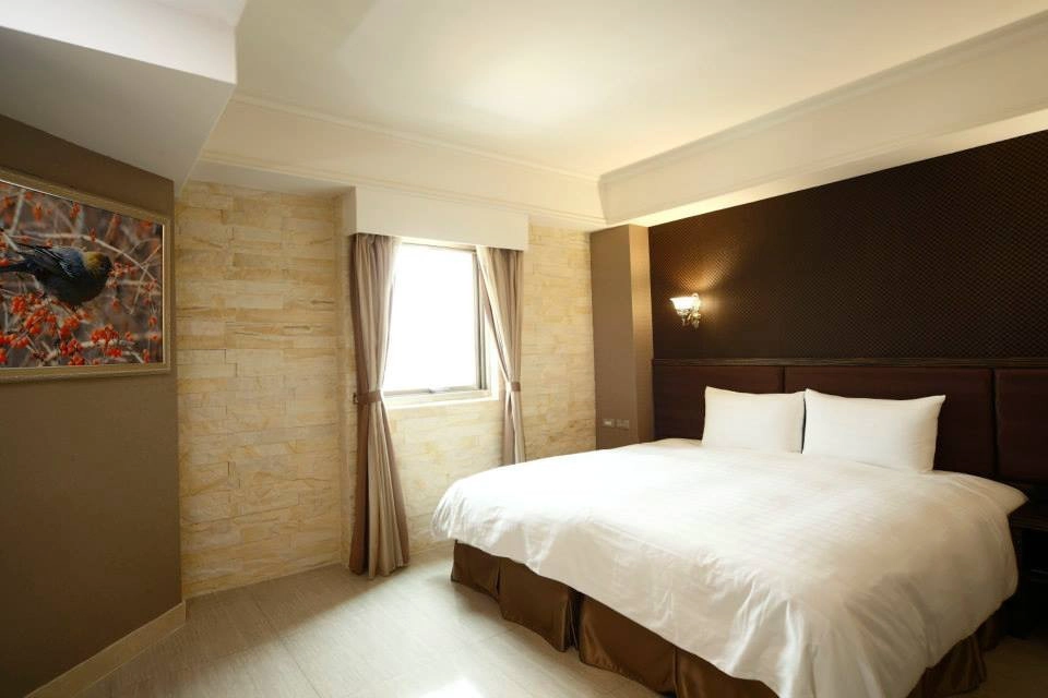 高雄主題飯店新體驗 鳥巢商旅NEST HOTEL
打造全新建築風格、提供您最精緻最典雅最華麗的住宿環境
鳥巢HOTEL頂級商旅位於高雄市前金區，樓高12層，包含77間頂級精緻高級客房的特色建築，鄰近六合商圈與高雄車站、愛河，環境優雅，交通便捷。
鳥巢HOTEL頂級商旅特別打造全新的建築風格，為房客提供更多元的服務。