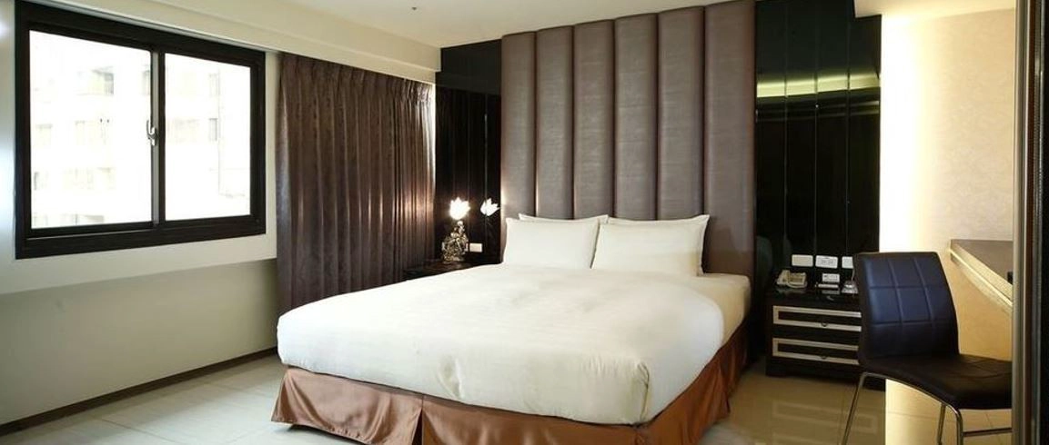 高雄主題飯店新體驗 鳥巢商旅NEST HOTEL
打造全新建築風格、提供您最精緻最典雅最華麗的住宿環境
鳥巢HOTEL頂級商旅位於高雄市前金區，樓高12層，包含77間頂級精緻高級客房的特色建築，鄰近六合商圈與高雄車站、愛河，環境優雅，交通便捷。
鳥巢HOTEL頂級商旅特別打造全新的建築風格，為房客提供更多元的服務。