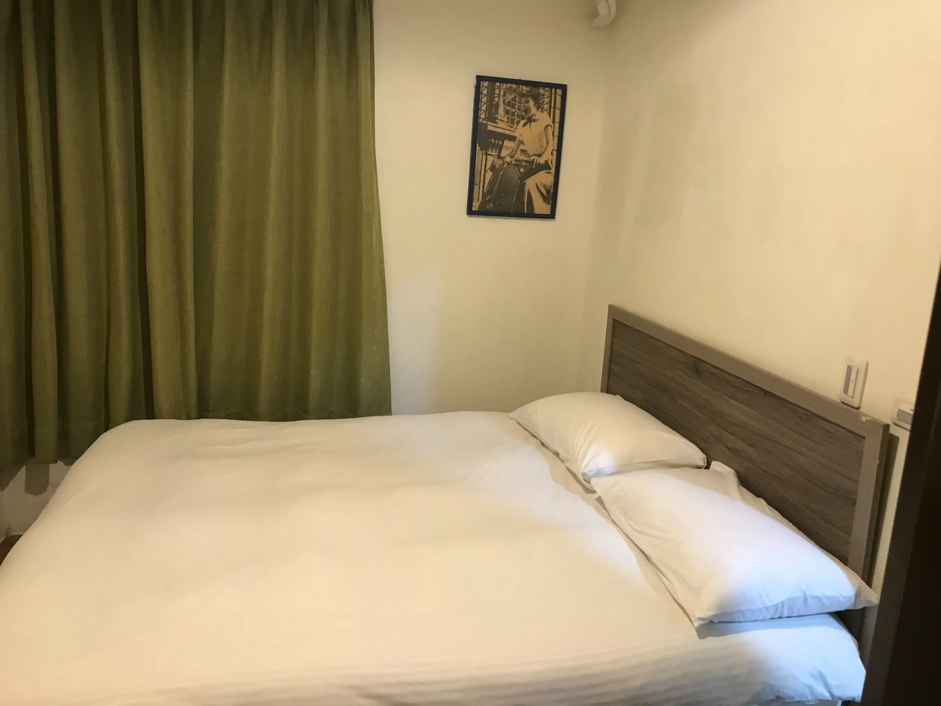 此民宿有三棟
因安排有窗戶房間讓旅客入住時感覺更舒適
住宿位置，新北市瑞芳區佛堂巷52號房間
所有客房均設有空調、平面電視和衣架。私人衛浴內附有淋浴設施、吹風機和免費盥洗用品。