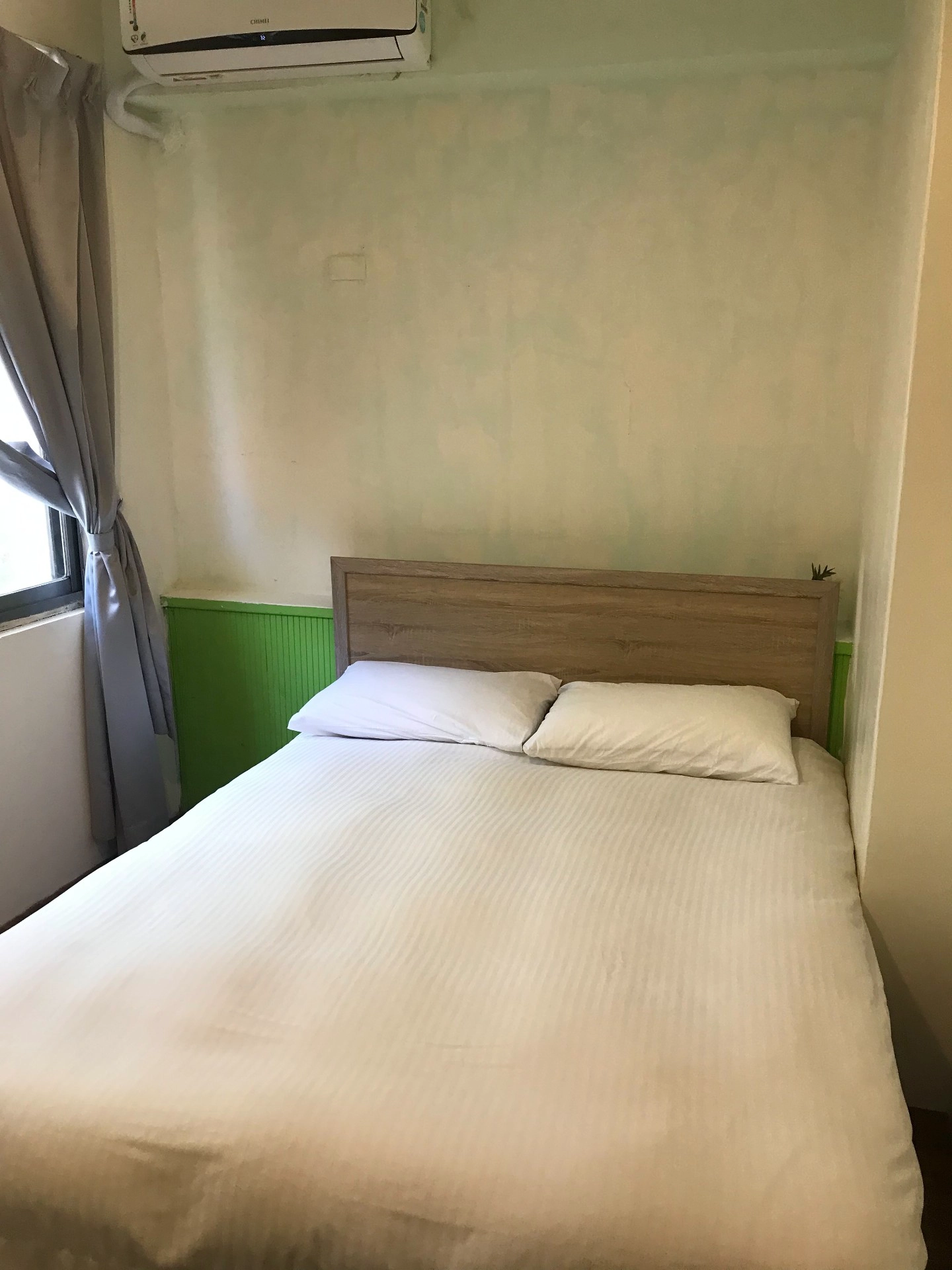 此民宿有三棟
因安排有窗戶房間讓旅客入住時感覺更舒適
住宿位置，新北市瑞芳區佛堂巷52號房間
所有客房均設有空調、平面電視和衣架。私人衛浴內附有淋浴設施、吹風機和免費盥洗用品。