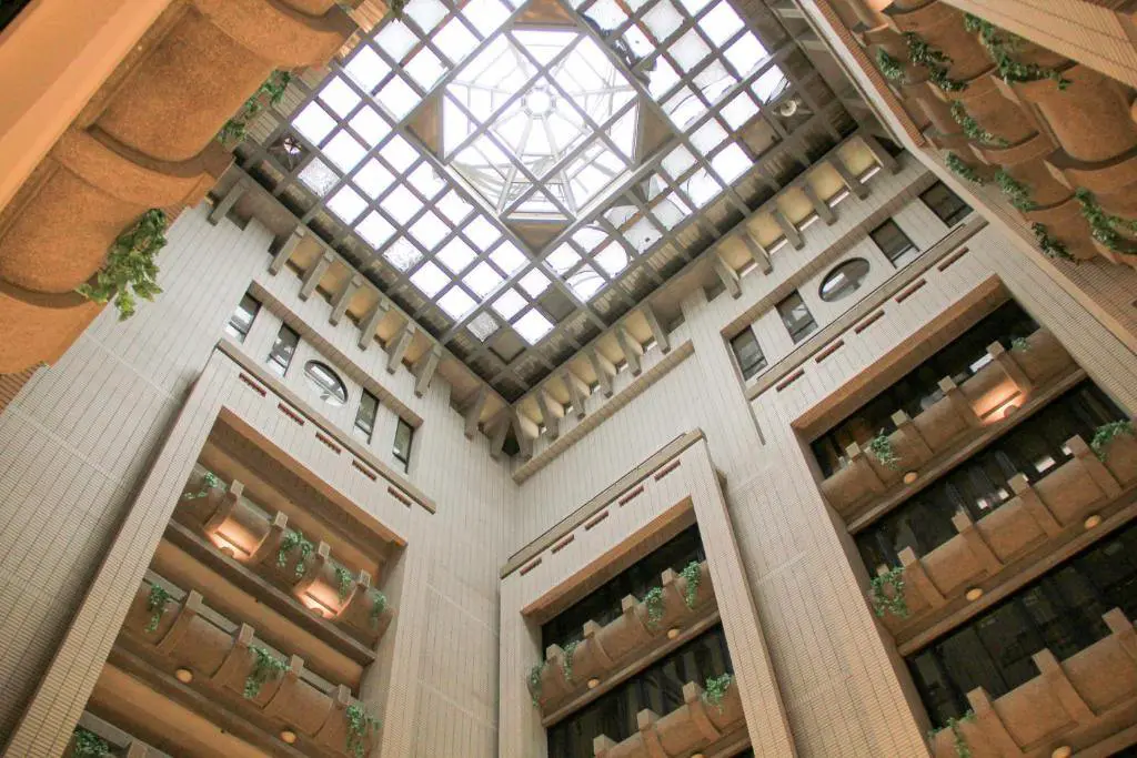 承攜行旅新竹中央館位於新竹市中心，鄰近美術館、博物館，是當地人文薈萃之地。
作為探索當地文化的開端，我們提供舒適高品質的住宿環境，寬敞宜人的空間、乾淨簡單的設計，設有辦公桌椅，讓商務旅客也能有完善的辦公空間，美好的住宿體驗等你來感受。