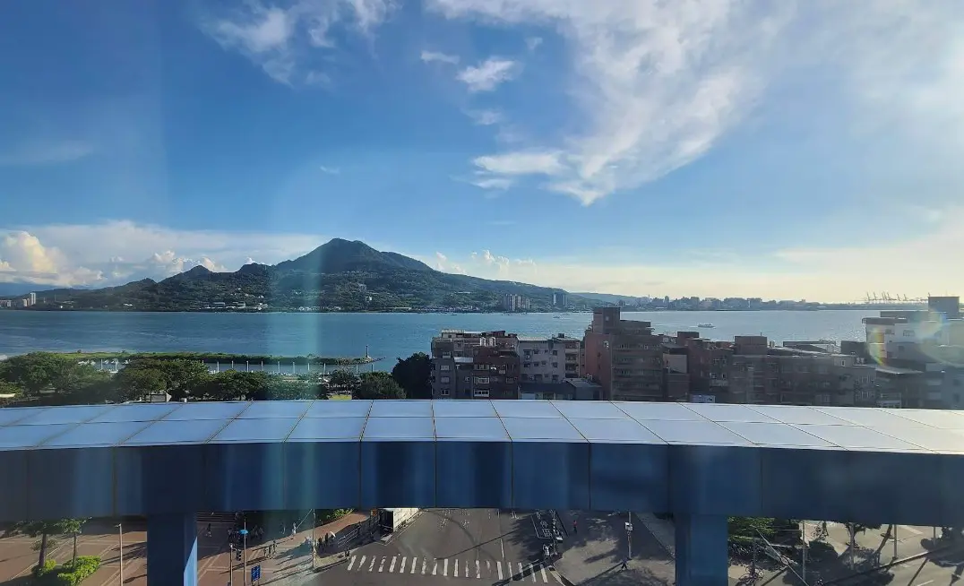 「旅行新樣貌，智能新體驗」，全館採自助Check-in方式，利用科技的力量，讓旅程能更便捷、聰明，在節省時間的同時也更保有隱私，充分體現新世代旅行樣貌。

位在淡水河畔，旅客透過窗外，便可一覽淡水的黃金夕陽及迷人夜景，步行即可抵達淡水老街，悠閒的步調放鬆身心，細心品味當地人文風情，來一場輕旅行或想要進行深度旅遊，都能滿足您的需求。