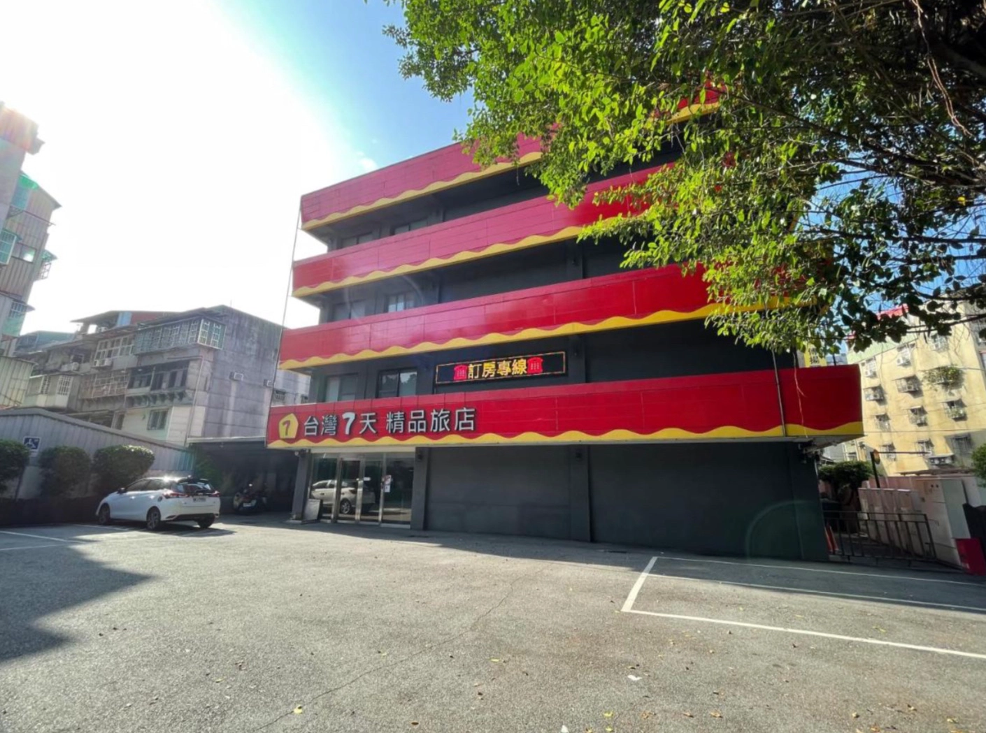 台灣柒天精品旅館｜萬華靜巷中的城市歇腳處，YouBike即刻出發
隱身於台北市萬華區環河南路二段的【台灣柒天精品旅館】，是一間結合現代簡約設計與實用機能的中型旅宿，擁有36間舒適客房，提供旅人鬧中取靜的住宿選擇。無論是自由行、情侶出遊，或是商務短停，柒天旅館都致力以親切房價，打造輕鬆無壓的旅宿體驗。

大門口亦設有【YouBike 站點】，騎上單車即可輕鬆穿梭在地文化景點與夜市小吃之間，是深入萬華巷弄的最佳方式。

每間客房設計簡潔明亮，配有冷氣、液晶電視、免費 Wi-Fi、冰箱、電熱水壺與乾濕分離衛浴設備。全館禁菸，另設指定吸菸區，並提供電梯、行李寄放與每日清潔服務，入住流暢便利。旅館不提供早餐，但周邊在地早餐店與咖啡廳林立，輕鬆滿足味蕾探索。

距離捷運龍山寺站步行約14分鐘，鄰近剝皮寮、華西街夜市與青山宮等歷史景點，前往西門町與台北車站亦十分便捷。

若你正在尋找一間擁有【即刻移動便利】的城市旅館，【台灣柒天精品旅館】將會是台北萬華區內極具性價比的住宿選擇。